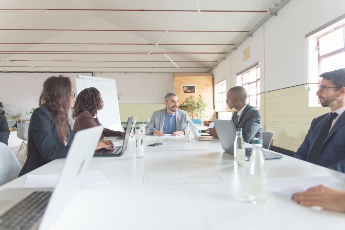 Profesionales analizando estrategias financieras